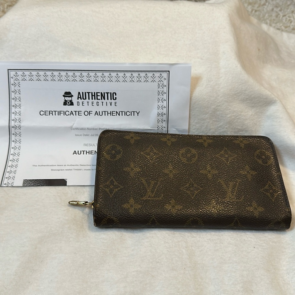 EUC Louis Vuitton full zip wallet